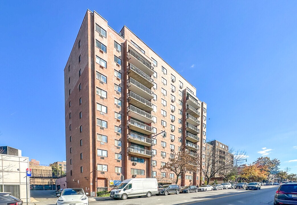 Sheng Rainbow Plaza in Flushing, NY - Building Photo