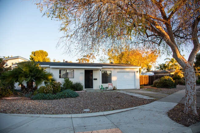 3292 Karok Ave in San Diego, CA - Foto de edificio - Building Photo