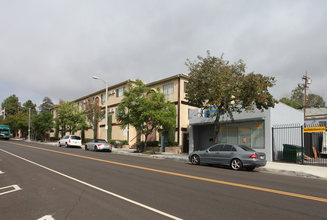 Commerce-10042 in Tujunga, CA - Foto de edificio - Building Photo