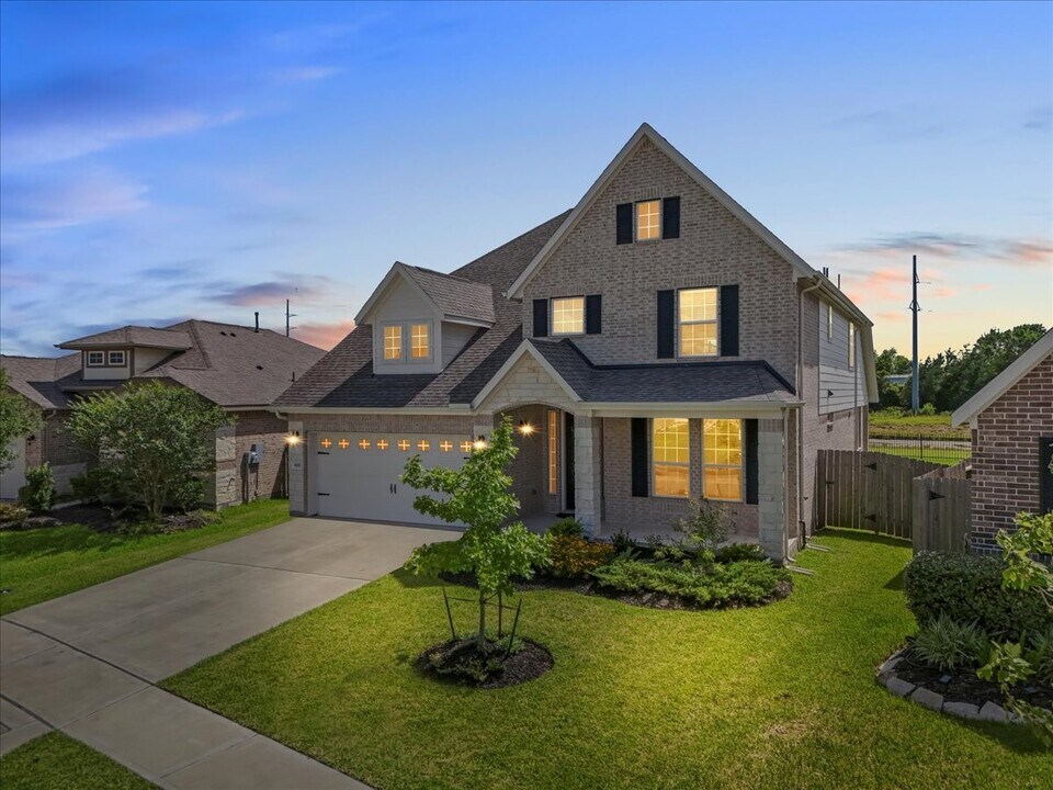 1833 Kenley Wy in Alvin, TX - Foto de edificio