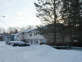 90-92 Ford St in Ballston Spa, NY - Foto de edificio - Building Photo