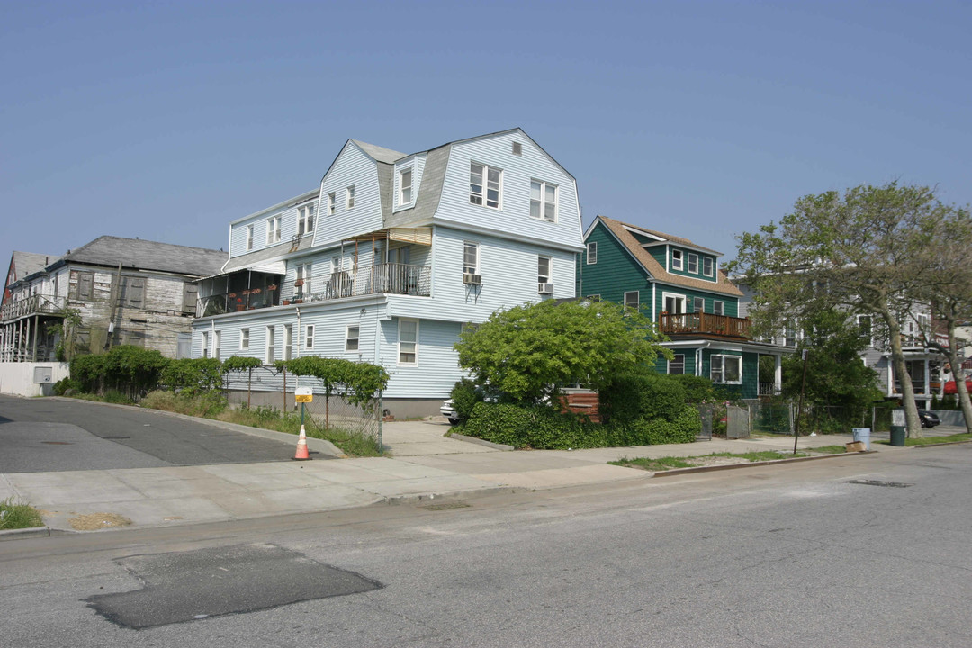 141 Beach 95th St in Rockaway Beach, NY - Building Photo