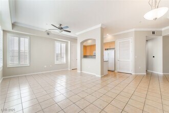 50 E Serene Ave in Las Vegas, NV - Foto de edificio - Building Photo