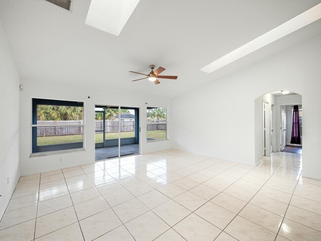 949 SE Bywood Ave in Port St. Lucie, FL - Building Photo - Building Photo