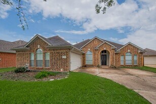 311 N Esplanade Ln in Stafford, TX - Building Photo