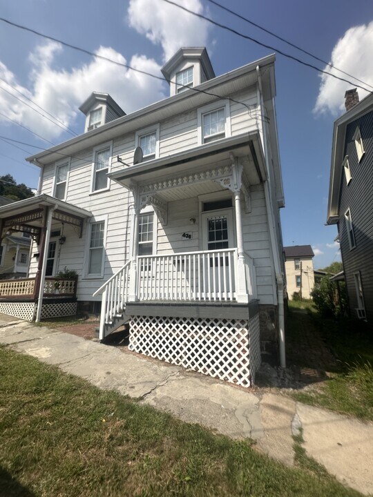 438 Mulberry St in Newport, PA - Building Photo