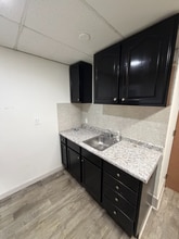 708 Mills St, Unit 5 in Kalamazoo, MI - Foto de edificio - Building Photo