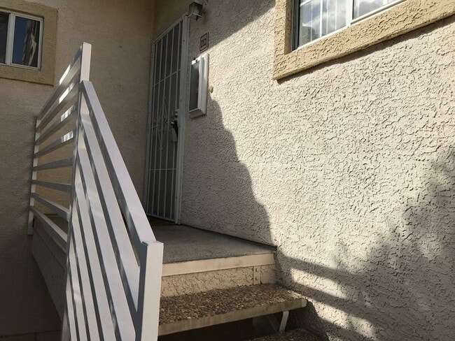 1900 N Torrey Pines Dr in Las Vegas, NV - Building Photo - Building Photo