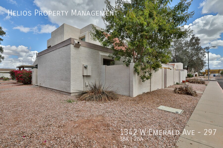 1342 W Emerald Ave in Mesa, AZ - Building Photo