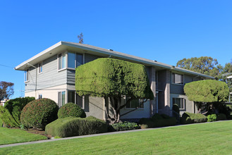 Hale Apartments in San Leandro, CA - Foto de edificio - Building Photo