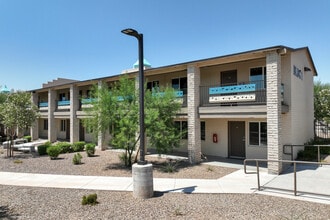 Vista Village on Van Buren in Phoenix, AZ - Foto de edificio - Building Photo