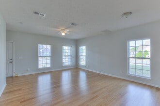 3052 RG Buchanan Dr in La Vergne, TN - Foto de edificio - Building Photo