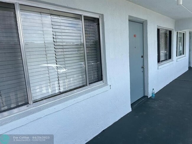 2200 Springdale Blvd in Palm Springs, FL - Foto de edificio - Building Photo