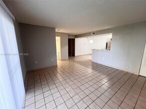 350 Palm Cir W in Pembroke Pines, FL - Building Photo - Building Photo