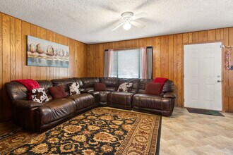 215 Redbud Ln, Unit B in New Braunfels, TX - Foto de edificio - Building Photo