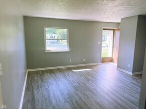 1353 New Field Ln in Indianapolis, IN - Foto de edificio - Building Photo