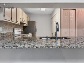 602 Kenwick Cir in Casselberry, FL - Foto de edificio - Building Photo