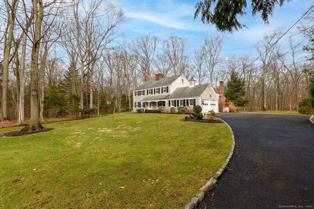 8 Timber Ln in Darien, CT - Building Photo