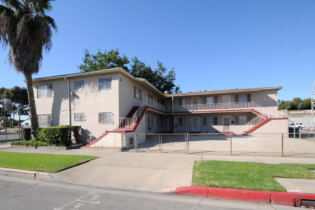 9801 S Broadway in Los Angeles, CA - Building Photo