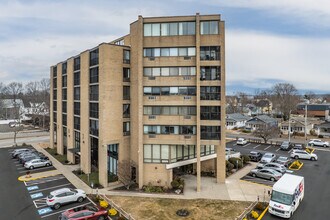 Harborview Condominiums in West Haven, CT - Building Photo - Building Photo