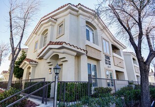 1300 Red Gable Ln in Las Vegas, NV - Building Photo - Building Photo