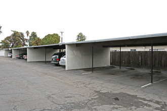 Dakota Apartments in Fresno, CA - Building Photo - Building Photo