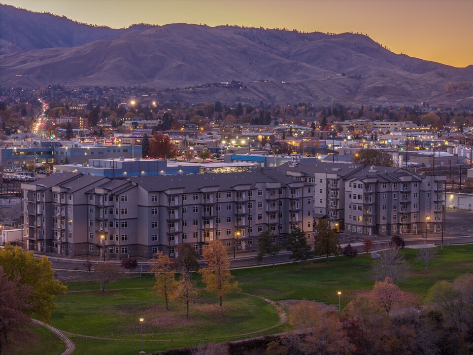 Riverfront Village in Wenatchee, WA - Building Photo