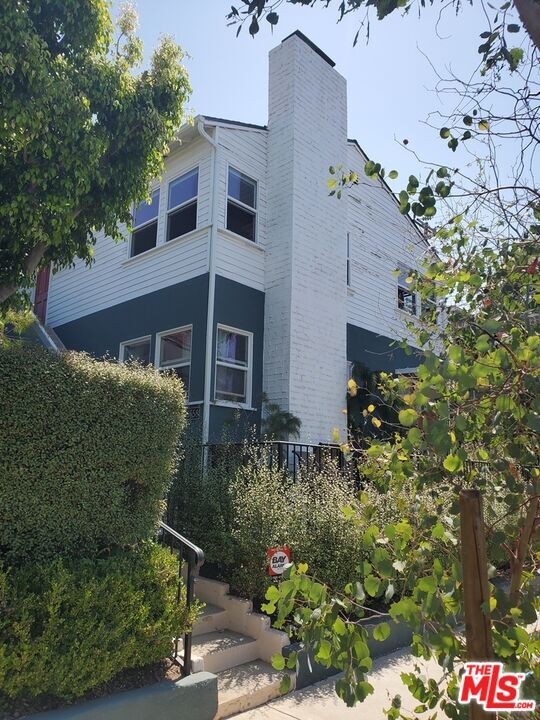 10556 Santa Monica Blvd in Los Angeles, CA - Building Photo - Building Photo