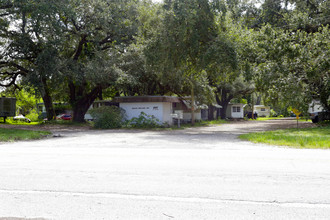 8601 E Sligh Ave in Tampa, FL - Foto de edificio - Building Photo