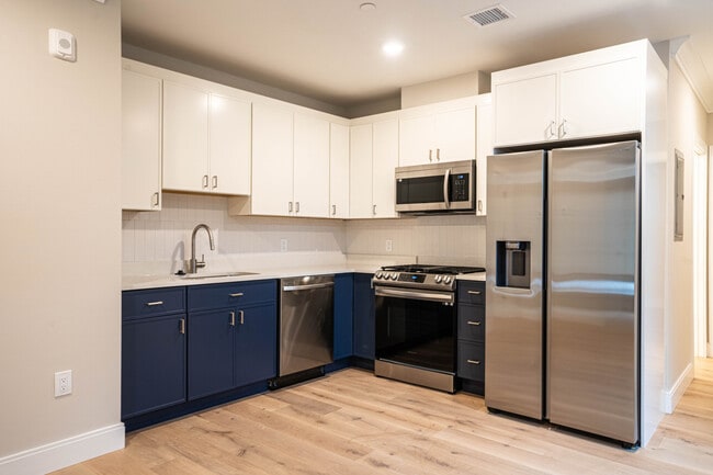 157 Everett St, Unit 102 in Boston, MA - Building Photo - Building Photo