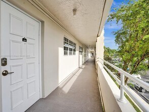 605 Oaks Dr in Pompano Beach, FL - Building Photo - Building Photo