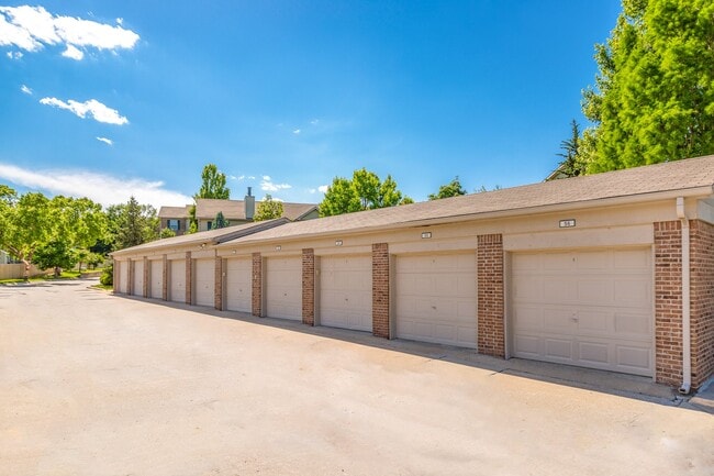Prairie Commons - 55+ Senior Apartments in Lawrence, KS - Foto de edificio - Building Photo