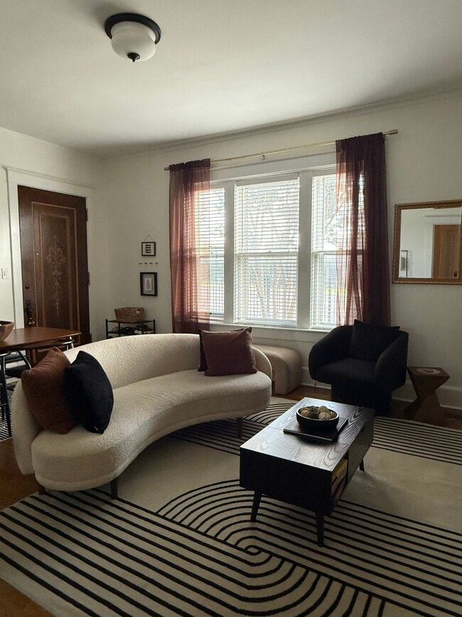 1116 Poplar Ave in Memphis, TN - Building Photo - Building Photo