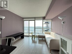 19 Singer Ct in Toronto, ON - Building Photo - Building Photo