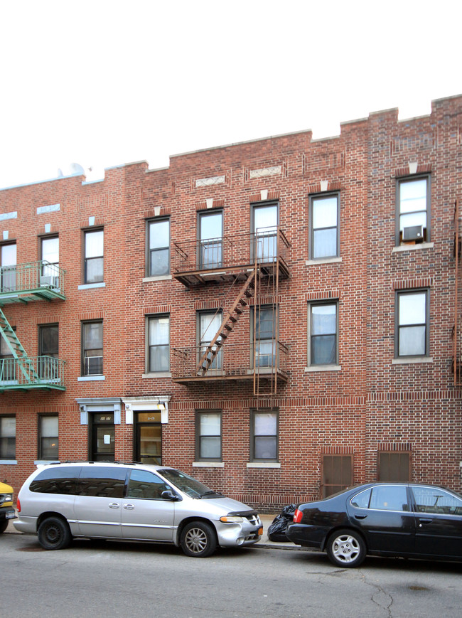 31-29 34th St in Long Island City, NY - Foto de edificio - Building Photo