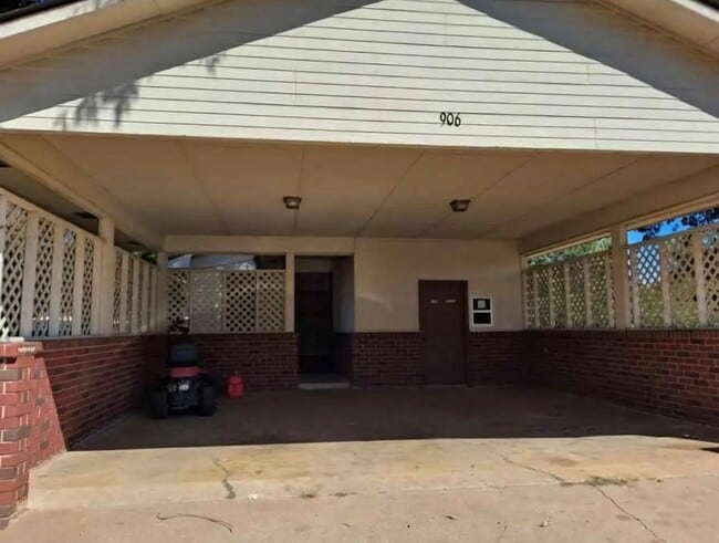 906 W Lucas St in Clarksville, AR - Building Photo - Building Photo