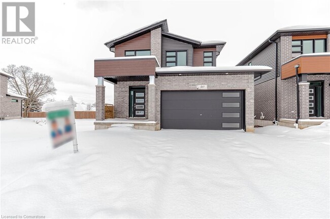40 Moon Cres
