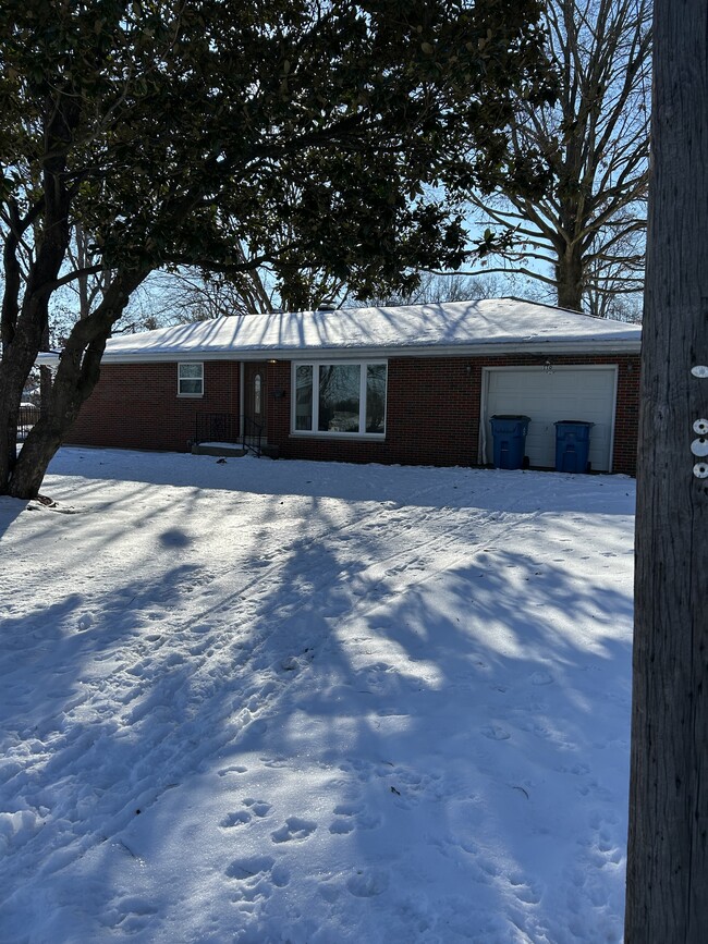 110 W Elmer St in Troy, IL - Foto de edificio - Building Photo