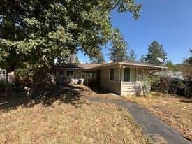 49751 Pierce Dr in Oakhurst, CA - Building Photo