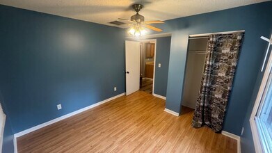 204 Avondale Ave, Unit B in Champaign, IL - Foto de edificio - Building Photo