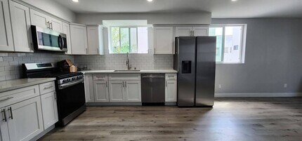 4651 W 18th St in Los Angeles, CA - Building Photo - Building Photo