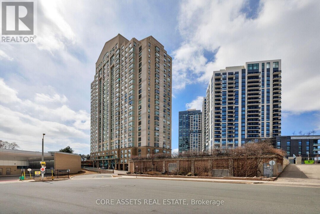 101-101 Subway Crescent in Toronto, ON - Building Photo