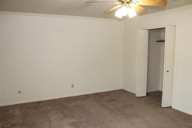 535 W Prairie Lea St in Lockhart, TX - Building Photo - Building Photo