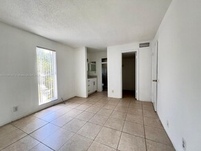 4467 Treehouse Ln, Unit D in Tamarac, FL - Building Photo - Building Photo