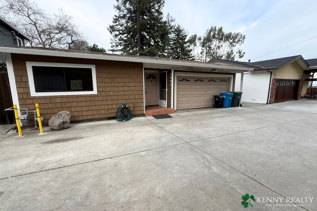 1041 Sunset Dr in San Carlos, CA - Building Photo - Building Photo