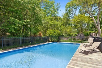 35 Maple St in Westhampton Beach, NY - Building Photo - Building Photo