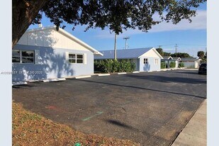 588 Holly Dr in Palm Beach Gardens, FL - Building Photo