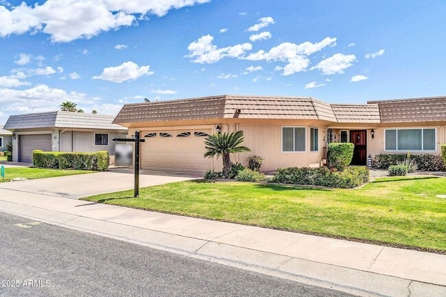 10601 W Hutton Dr in Sun City, AZ - Building Photo - Building Photo
