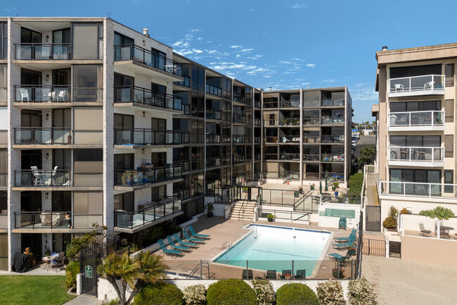 Riviera Shores in San Diego, CA - Building Photo - Building Photo