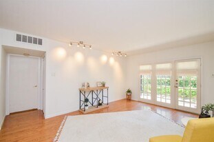 2238 S Piney Point Rd in Houston, TX - Building Photo